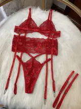 Conjunto de lencería de encaje rojo, compuesto por un bralette con tanga de tira doble regulable, portaligas desmontable y ligas regulables.
