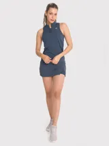 Musculosa deportiva negra con medio cierre frontal, cuello alto y logo estampado en el pecho.