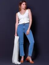 Pantalón de jean celeste de corte recto con tajos en los tobillos.