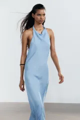Vestido midi celeste con cuello halter con lazada y espalda descubierta.