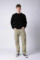 Jean negro de corte mom oversize.