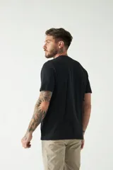 Remera negra de algodón con logo de la marca en el pecho.