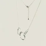 Gargantilla de plata 925 con cadena fina y dije compuesto por tres aros entrelazados. Dos aros laterales pequeños y un aro central más grande.