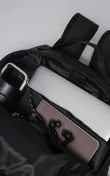 Mochila grande de color negro, confeccionada en tejido tracker waterproof. Presenta un bolsillo exterior pequeño, bolsillo principal con bolsillo interior con cierre y división para notebook. Las tiras son regulables y tanto ellas como la espalda son acolchadas.