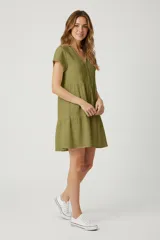 Vestido corto color verde oliva, de algodón, corte holgado, con botones frontales, detalles de encaje en el escote en V y mangas cortas.