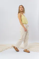 Pantalón relaxed fit color beige, confeccionado en algodón. Presenta cintura elastizada, bolsillos delanteros grandes y calce cómodo.