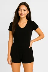 Short negro de viscosa con punto crochet, calce alto y holgado.