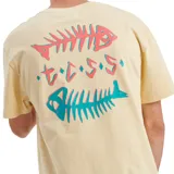 Remera color crema de manga corta con estampado de esqueleto de pez en el pecho.