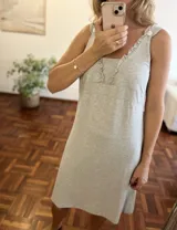 Camisón gris con rayas horizontales, breteles anchos con botones y volados en el escote.