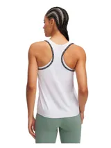 Musculosa deportiva blanca con logo Under Armour en el pecho y tirantes negros con inscripción de la marca.