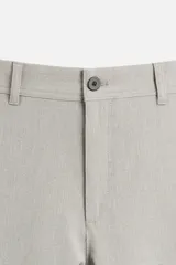 Pantalón de vestir gris oscuro, corte slim fit, con bolsillos laterales y traseros con botón.