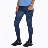 Calza larga deportiva azul con estampado abstracto, bolsillos laterales abiertos, cintura elástica con gel de silicona y logo reflectante.