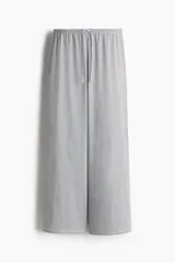 Pantalón de corte holgado en punto suave con rayas horizontales. Modelo con piernas rectas y elástico revestido con cordón para ajustar en la cintura.