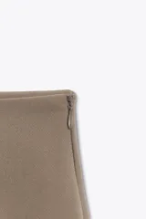 Pantalón culotte negro de tiro alto y pierna ancha, con cierre lateral con cremallera oculta en costura. Marca Zara Woman Collection.