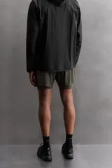 Shorts de running negros confeccionados en tejido técnico ligero y elástico, con malla interior, cintura elástica ajustable con cordón, bolsillo trasero con cierre y perforaciones en las perneras.