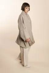 Saco de lana color marrón claro, con mangas amplias, cuello tipo bufanda con flecos y bolsillos laterales. Diseño oversize sin forro.