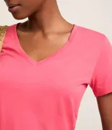 Remera básica de media malla color rosa, con escote en V y mangas cortas.
