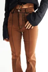 Pantalón jean oxford de tiro alto, color azul oscuro con desgaste en los muslos y rodillas. Presenta alforzas en el delantero y dobladillo en la botamanga.