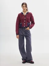 Pantalón de denim color marrón claro, de tiro alto, corte amplio y pinzas en la cintura.