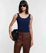 Musculosa azul marino de poliamida con escote en U y breteles anchos.