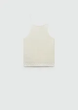 Top tejido al crochet color rosado, con cuello halter y tirantes finos.