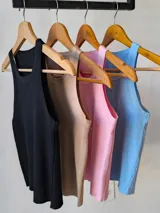 Musculosa celeste de punto acanalado, con cuello redondo y sisas anchas.