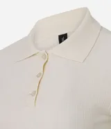 Blusa femenina de algodón certificado, color azul, con cuello polo, cierre de botones y mangas cortas con acabado ondulado.