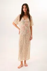 Vestido largo color beige, tejido al crochet con diseño calado, cuello en V y mangas cortas.