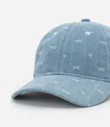 Gorra de béisbol celeste con estampado de lazos blancos.