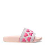 Sandalia de playa color rosa con glitter plateado y apliques de corazones rosas.
