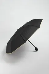 Paraguas plegable color negro con borde beige.