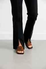 Sandalia de cuero con estampado animal print, capellada, forro y plantilla de cuero.