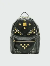 Mochila negra con estampado del logo de la marca y apliques de tachuelas doradas y plateadas.