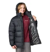 Campera puffer negra de Columbia, modelo Pike Lake, para hombre. Cuenta con capucha ajustable, cierre frontal completo, bolsillos laterales con cierre y tecnología termorreflectante Omni-Heat.
