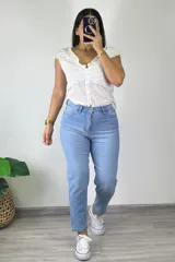 Pantalón de jean celeste, corte mom, tiro alto y largo al tobillo.