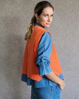 Chaleco de punto marrón con cuello redondo y sisas amplias.