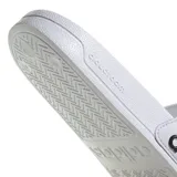 Chanclas Adidas Adilette Shower blancas con tres tiras negras y logo Adidas en el lateral. Con amortiguación Cloudfoam.