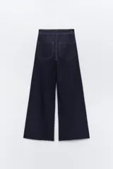 Pantalón de jean azul oscuro, de tiro alto y corte wide leg.