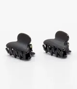 Set de dos pinzas para el pelo negras de plástico.