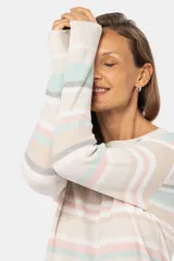 Buzo tejido fino con rayas horizontales en tonos beige, celeste, rosa y gris. Confeccionado en algodón.