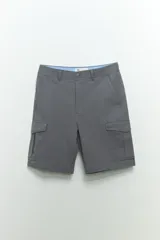 Bermuda cargo gris con bolsillos laterales y traseros.