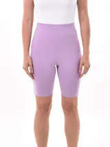 Calza corta de lycra color lila.