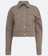 Campera color beige de sarga pana con cuello camisero, abotonada al frente y con dos bolsillos grandes delanteros.