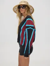 Saco crop con mangas semi-abultadas, hombro caído y puños acanalados. Paleta de colores tierra con pinceladas de colores vivos.