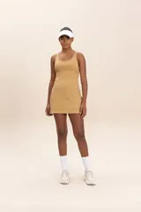 Vestido deportivo color arena con espalda descubierta y short interno.