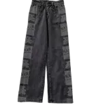 Pantalón de jean de corte recto, color gris oscuro lavado (smokey grey), con paneles laterales estampados con ositos y texto en bloques. Posee cinco bolsillos.