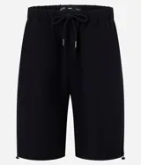 Bermuda baggy negra confeccionada en poliamida, con cintura elástica ajustable con cordón y bolsillos laterales.