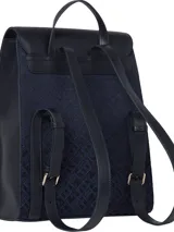 Mochila Tommy Hilfiger azul con monograma TH en jacquard, asa superior, cierre de solapa, compartimento principal, correas ajustables y logo metalizado en la parte delantera. Fabricada en poliéster reciclado.