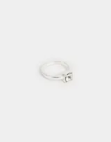 Anillo plateado con strass transparente engarzado.