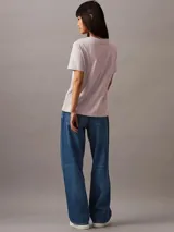 Remera rosa de algodón con cuello redondo y logo "Calvin Klein Jeans" estampado en el pecho.